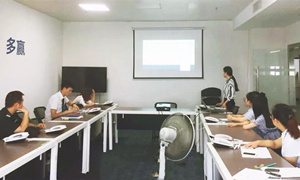 星南方店开展演讲与谈锋专项培训