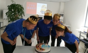 浓情家文化，，，膏泽暖人心&mdash;&mdash;中岳店举行第三季度员工生日会